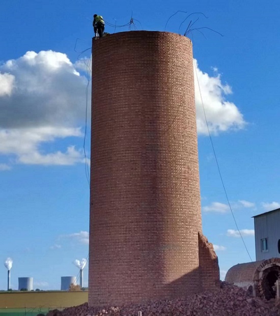 拆除煙囪公司:人工與機械拆除的完美結(jié)合