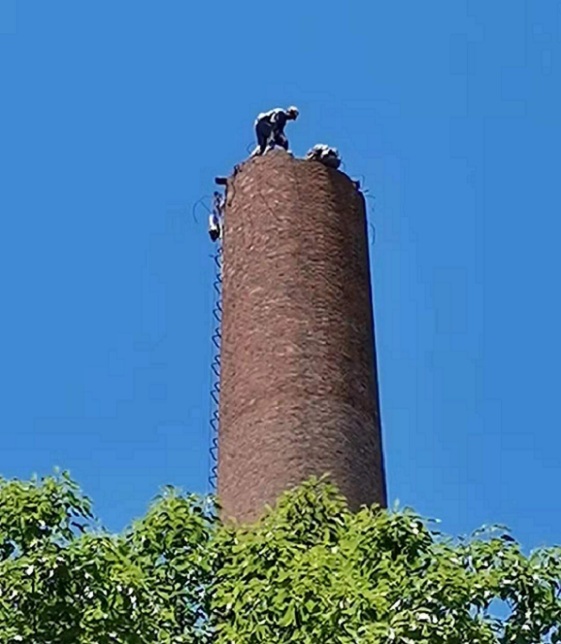 拆除煙囪公司:人工拆除——精細操作與靈活應(yīng)對